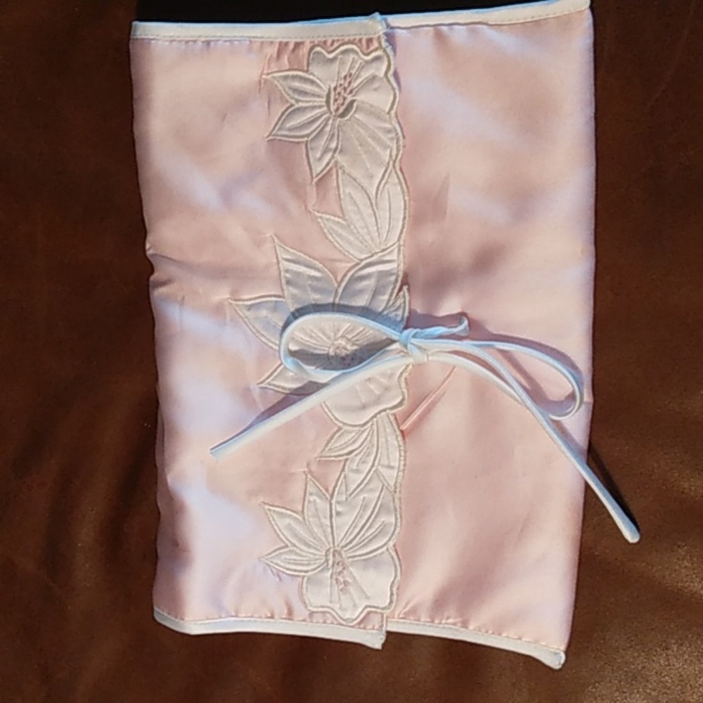 Natori lingerie‎ storage pouch
